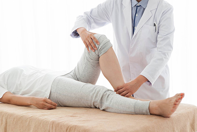 足の診察を行う医師
