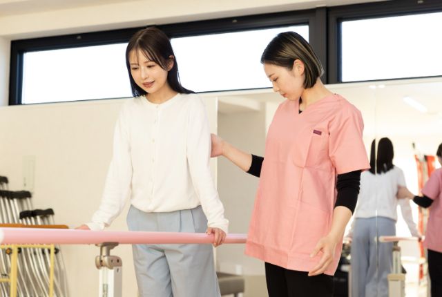 リハビリ中の女性